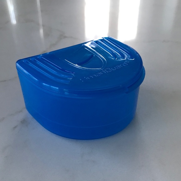Bite Guard Retainer Container Blue with Air Vents NEW - Picture 1 of 2